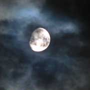 la lune dans le ciel nuageux d'une fanfiction fantasy du Seigneur des Anneaux