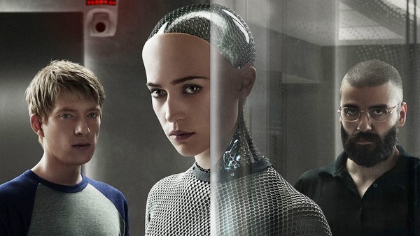 les acteurs Alicia Vikander, Oscar Isaac et Domhnall Gleeson dans Ex Machina